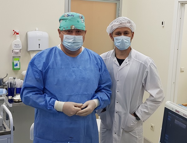 Флебологи Кулинич А.В. и Семенов А.Ю. во время лазерной процедуры в операционной